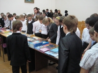 Ученики рядом с книгами